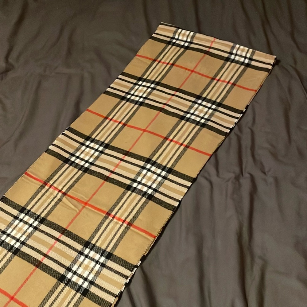 NWOT 100% Cashmere Hand Tailored Scarf
Lovely Gift! 🎁